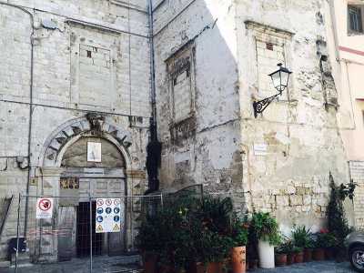 L�edificio si distingue dagli altri solamente per le sei finestre (murate) alcune delle quali con cornici modanate e per il prospetto di pietra biancastra ma fatiscente
